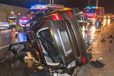 Mercedes bei Unfall in zwei Teile zerrissen 20150501-0655.jpg