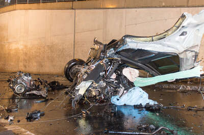 Mercedes bei Unfall in zwei Teile zerrissen 20150501-0661.jpg