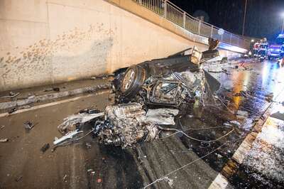 Mercedes bei Unfall in zwei Teile zerrissen 20150501-0662.jpg