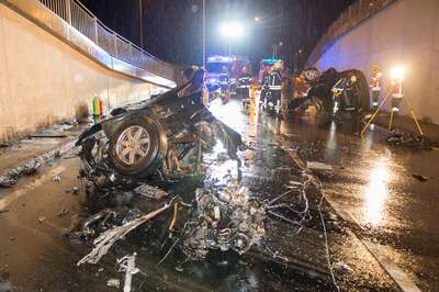 Mercedes bei Unfall in zwei Teile zerrissen 20150501-0663.jpg