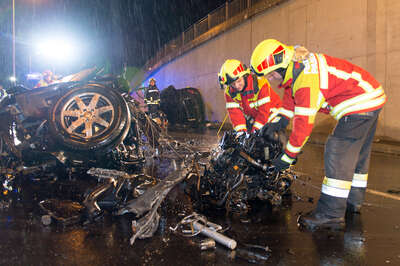 Mercedes bei Unfall in zwei Teile zerrissen 20150501-0671.jpg