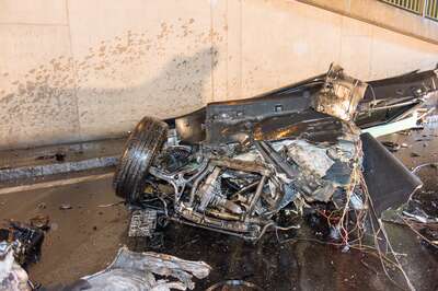 Mercedes bei Unfall in zwei Teile zerrissen 20150501-0675.jpg