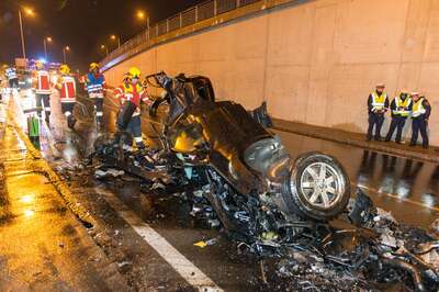 Mercedes bei Unfall in zwei Teile zerrissen 20150501-0690.jpg