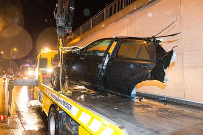 Mercedes bei Unfall in zwei Teile zerrissen 20150501-0731.jpg