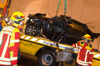 Mercedes bei Unfall in zwei Teile zerrissen 20150501-0734.jpg