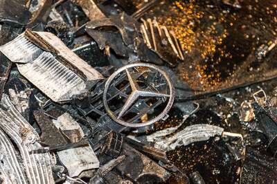 Mercedes bei Unfall in zwei Teile zerrissen 20150501-0736.jpg