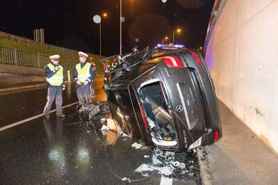 Mercedes bei Unfall in zwei Teile zerrissen 20150501-0737.jpg