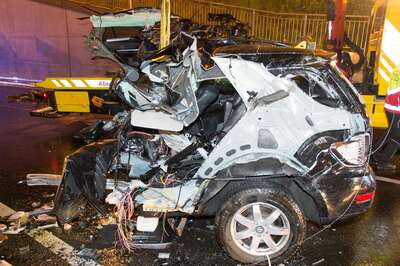 Mercedes bei Unfall in zwei Teile zerrissen 20150501-0742.jpg