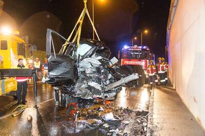 Mercedes bei Unfall in zwei Teile zerrissen 20150501-0744.jpg