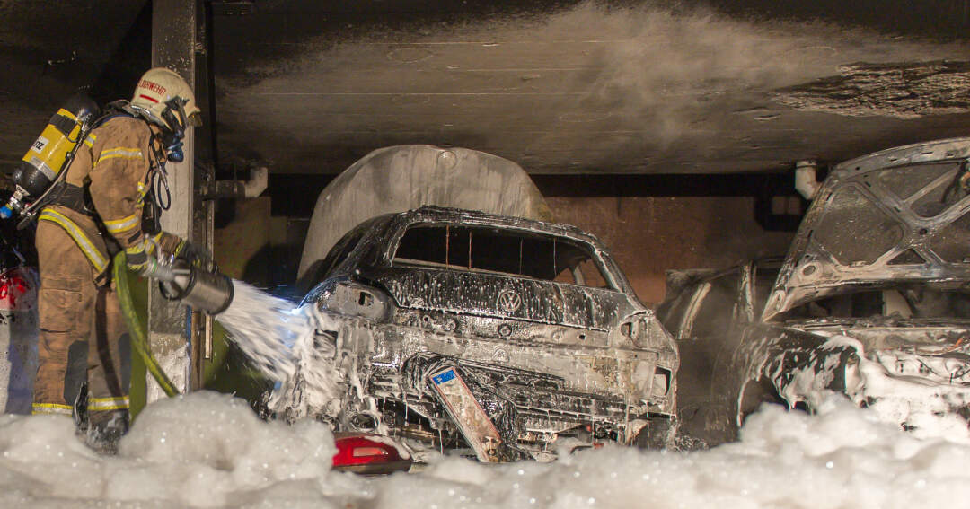 Titelbild: Brandstiftung - Feuer zerstört sechs Fahrzeuge - Verdächtiger von Polizei gefasst