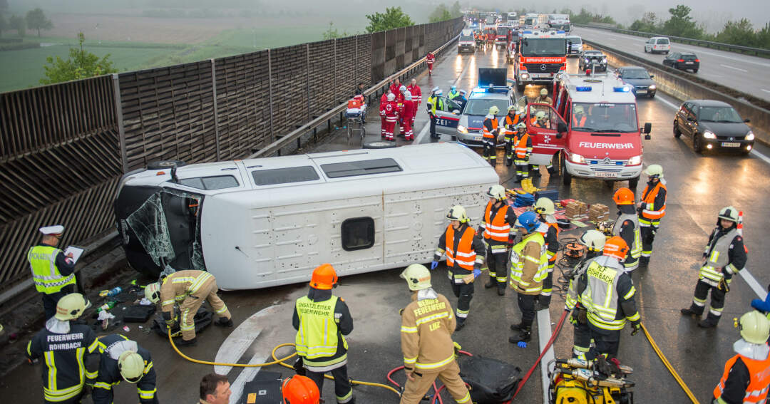 Titelbild: Schwerer Verkehrsunfall auf der A1 - Streit löste tödlichen Unfall aus!