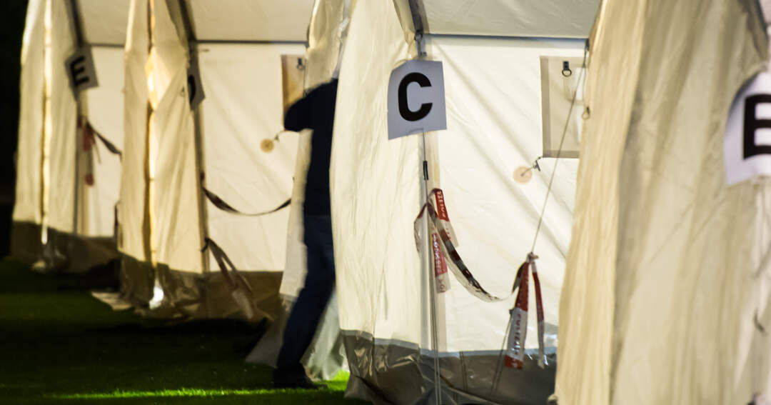 Erste Flüchtlinge bezogen Zeltlager in Linz