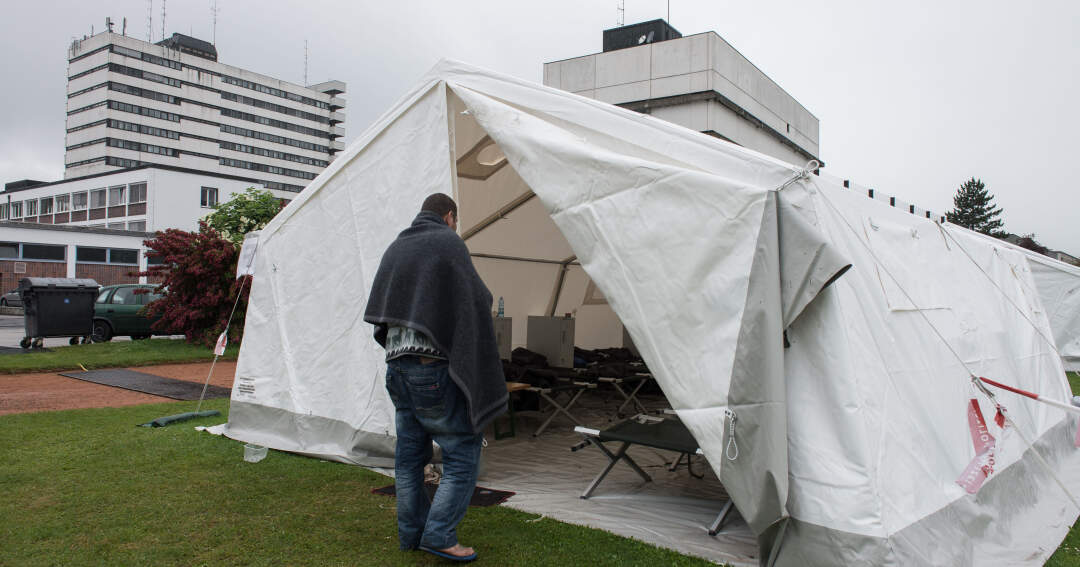 Titelbild: Regen - Bewährungsprobe für Zeltstädten und Flüchtlinge