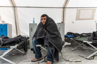 Regen - Bewährungsprobe für Zeltstädten und Flüchtlinge 20150520-7094.jpg