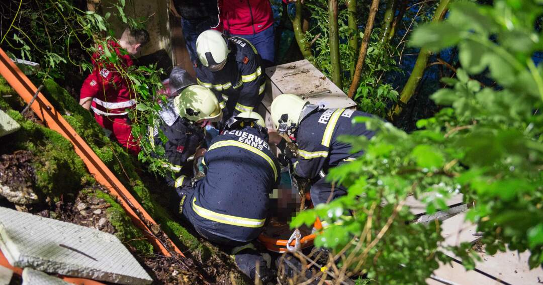 Titelbild: Feuerwehreinsatz: Landwirt stürzte bei Kontrolle ab – Nichte rettet ihm das Leben!