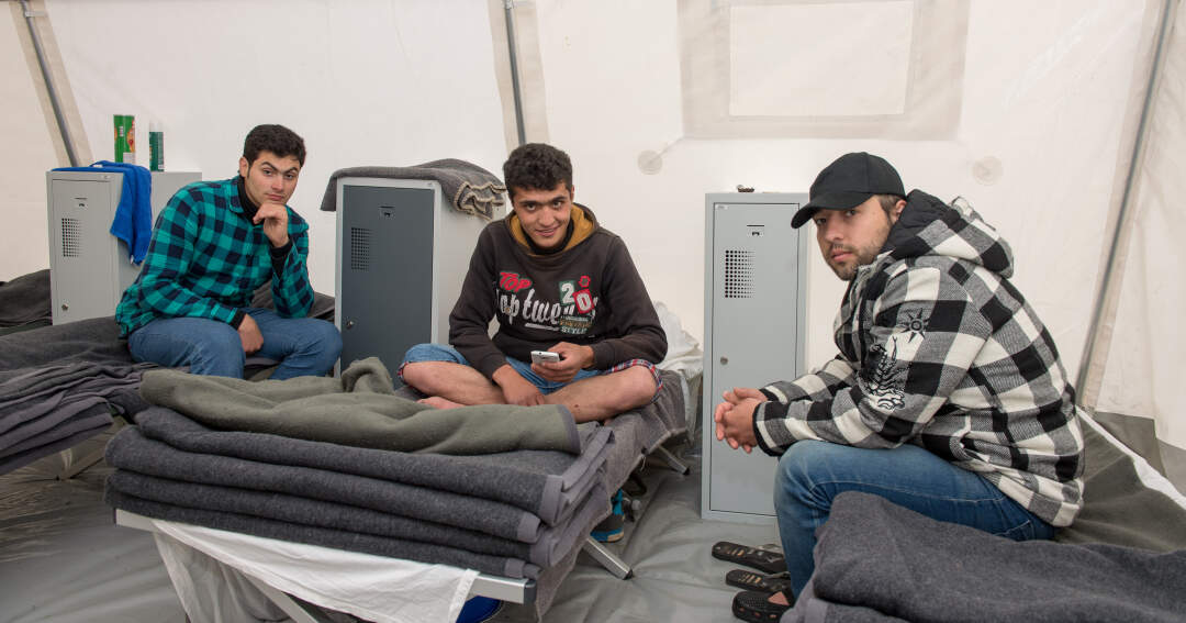 Titelbild: Flüchtlinge bleiben in Zelten - Enttäuschung in Linz