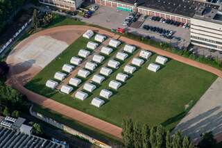 Luftaufnahmen zeigen die Linzer Zeltstadt für Flüchtlinge. 20150608-8336.jpg