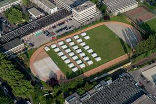 Luftaufnahmen zeigen die Linzer Zeltstadt für Flüchtlinge. 20150608-8345.jpg