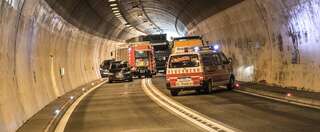 13 Fahrzeuge bei Unfall in Tunnel der A9 beteiligt 20150609-8631_01.jpg