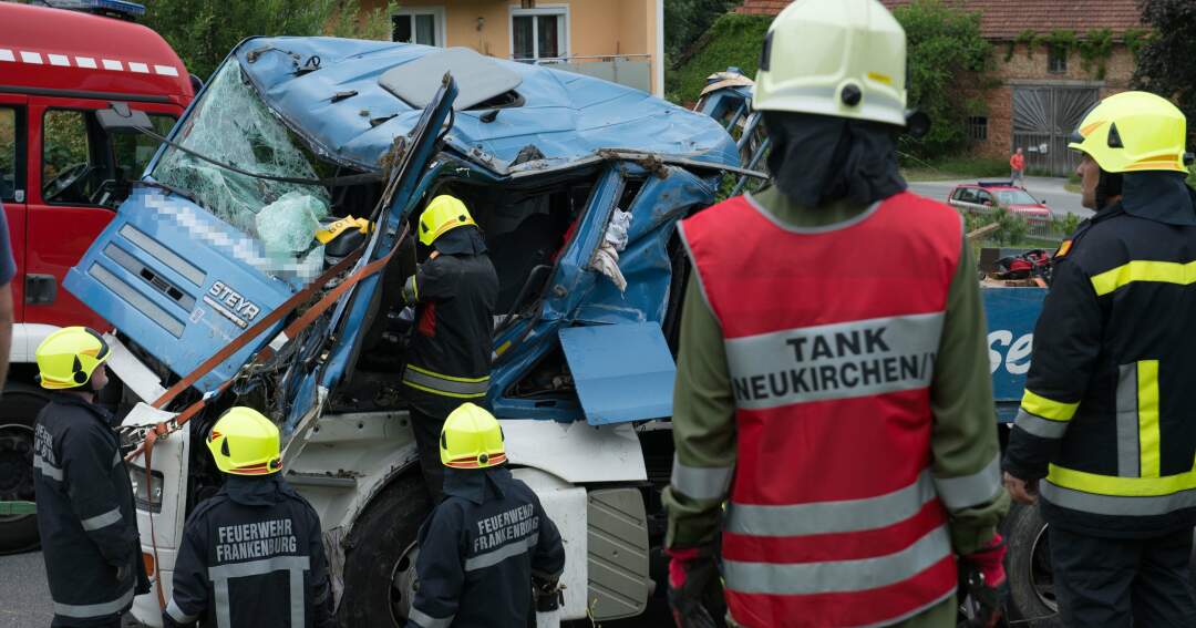 Titelbild: Tödlicher Lkw Unfall im Bezirk Vöcklabruck