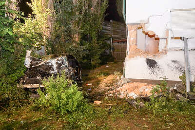 Fahrzeuglenker springt bei Unfall mit Auto in eine Hausmauer DSC06190.jpg