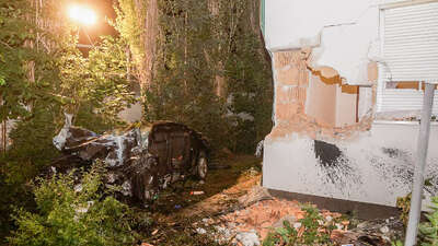 Fahrzeuglenker springt bei Unfall mit Auto in eine Hausmauer DSC06200.jpg