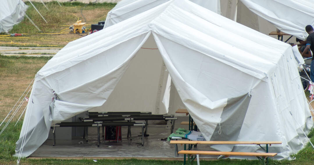 Titelbild: Aktuelle Fotos vom Flüchltlingslager auf dem Polizeisportplatz in Linz