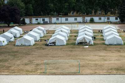 Aktuelle Fotos vom Flüchltlingslager auf dem Polizeisportplatz in Linz 20150727-5468.jpg