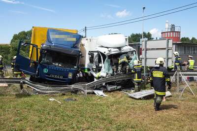 Zwei Lkw-Lenker bei Kollision verletzt 20150729-2614_01.jpg