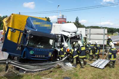 Zwei Lkw-Lenker bei Kollision verletzt 20150729-2621_01.jpg