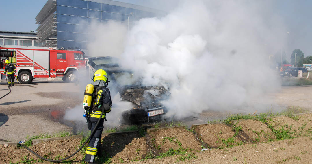 Titelbild: Fahrzeugbrand von Feuerwehr rasch gelöscht