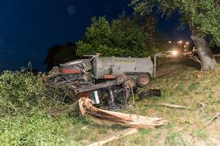 Führerloser Traktor prallt gegen Baum 20150810-4055.jpg