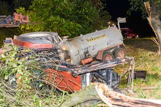 Führerloser Traktor prallt gegen Baum 20150810-4076.jpg