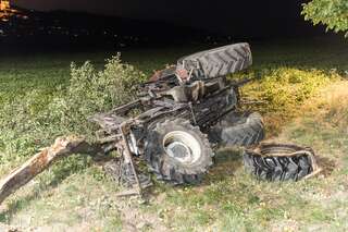 Führerloser Traktor prallt gegen Baum 20150810-4096.jpg