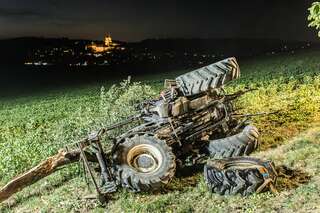 Führerloser Traktor prallt gegen Baum 20150810-4105.jpg