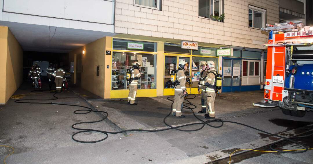 Titelbild: Zündler legte Brand im Kellerraum - Drei Bewohner gerettet