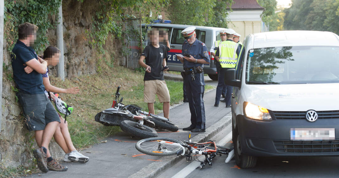 Titelbild: Polizeieinsatz wegen illegalen Mopedrennen