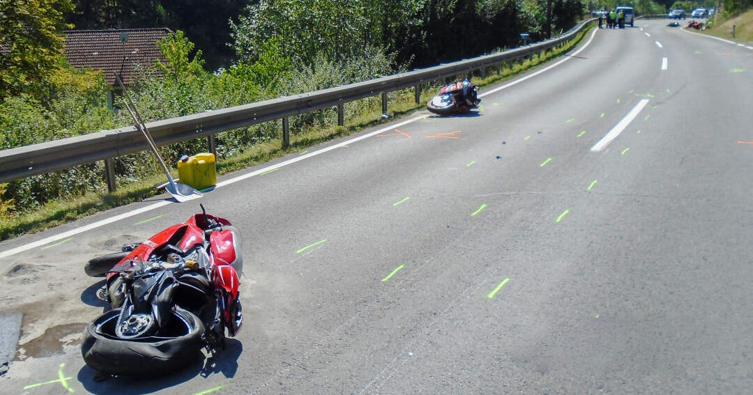 Titelbild: Zwei Motorradfahrer tödlich verunglückt