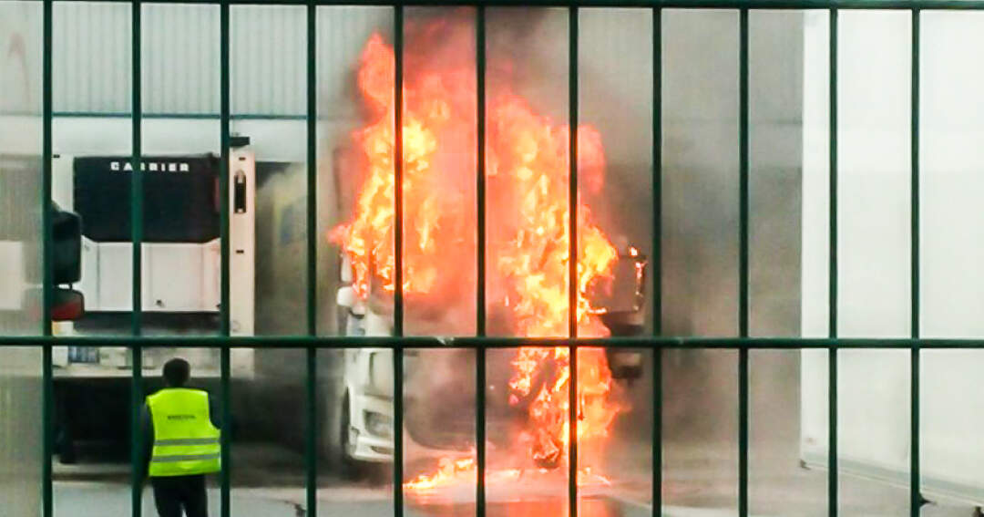 Titelbild: Fahrzeugbrand im Industriegebiet von Sankt Florian