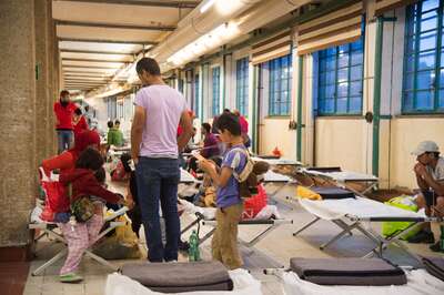 Linz nimmt 500 Flüchtlinge in Tabakfabrik auf 20150905-7607.jpg