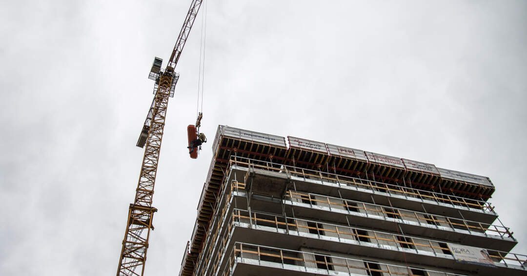 Titelbild: Arbeiter in Linz auf Baustelle rund fünf Meter abgestürzt