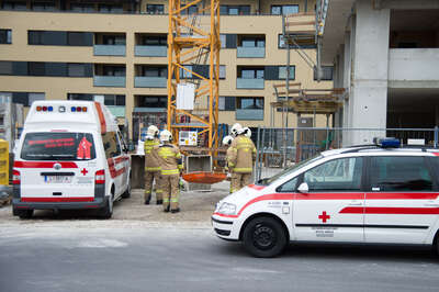 Arbeiter in Linz auf Baustelle rund fünf Meter abgestürzt 20150907-7937.jpg