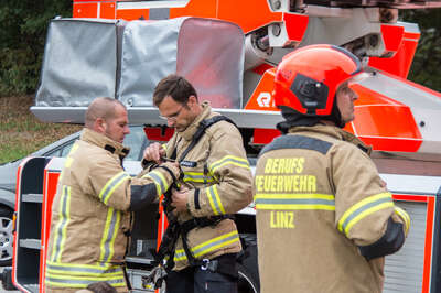 Arbeiter in Linz auf Baustelle rund fünf Meter abgestürzt 20150907-7939.jpg