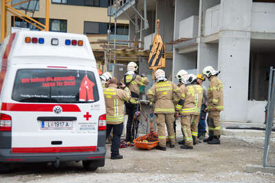Arbeiter in Linz auf Baustelle rund fünf Meter abgestürzt 20150907-7942.jpg