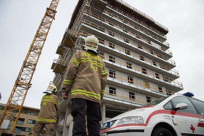 Arbeiter in Linz auf Baustelle rund fünf Meter abgestürzt 20150907-7944.jpg