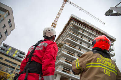 Arbeiter in Linz auf Baustelle rund fünf Meter abgestürzt 20150907-7949.jpg