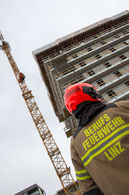 Arbeiter in Linz auf Baustelle rund fünf Meter abgestürzt 20150907-7952.jpg