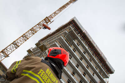 Arbeiter in Linz auf Baustelle rund fünf Meter abgestürzt 20150907-7955.jpg