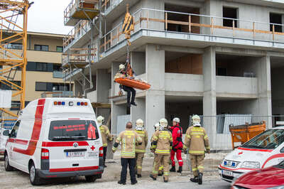 Arbeiter in Linz auf Baustelle rund fünf Meter abgestürzt 20150907-7956.jpg