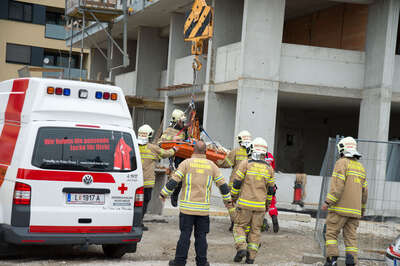 Arbeiter in Linz auf Baustelle rund fünf Meter abgestürzt 20150907-7960.jpg